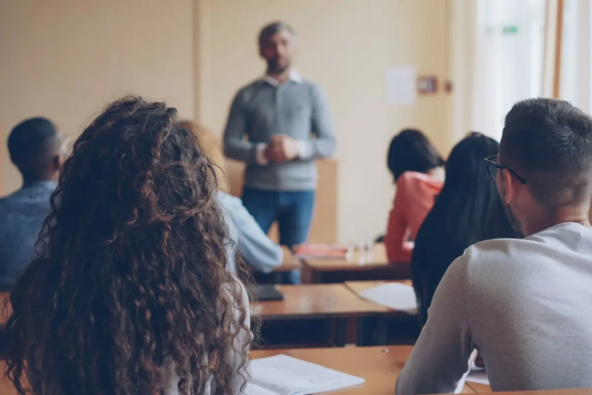 Des apprentis suivent un cours en salle avec leur formatrice